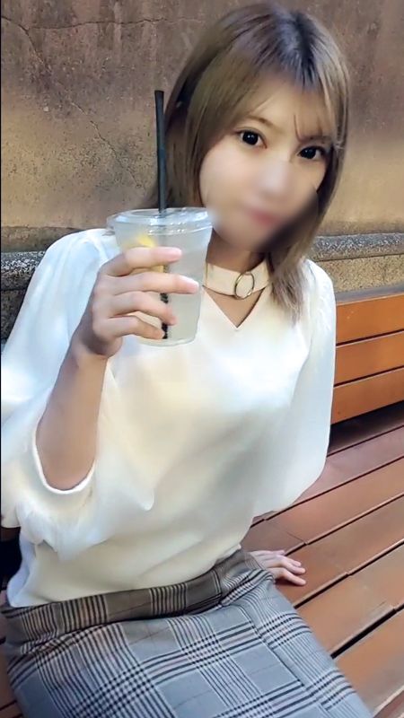 FC2-PPV-2655009 與朋友女友美容師在賓館受不了中出做愛