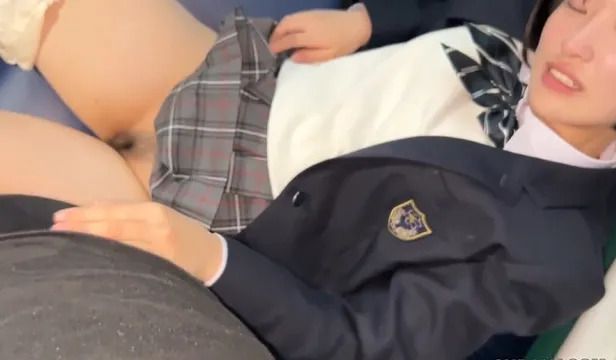FC2-PPV-4574173 【露臉】目標成為老師的短髮巨乳女OO。與大叔第一次去旅館