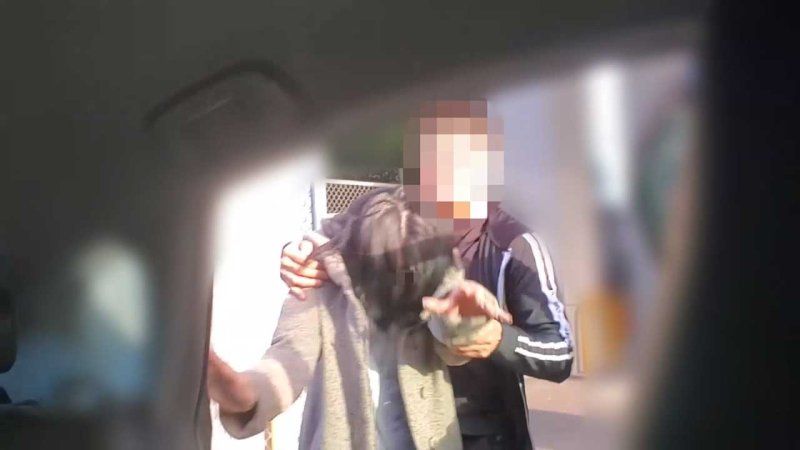 FC2-PPV-4596404 【個人】敏感妻子為了老公而被上司OO，雖然她試圖忘記老公的存在，但還是忍不住享受著高潮的快感……第一次三人行中出連續三次