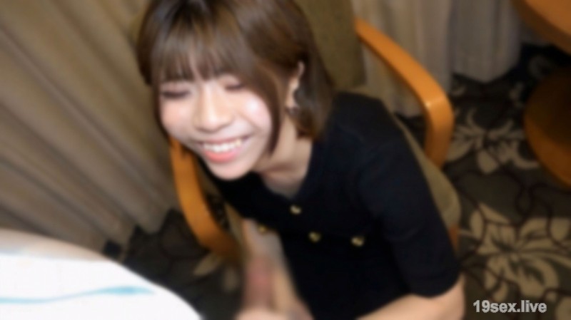 FC2-PPV-4770251 【無碼】身高150cm纖細可愛嬌小女性⤴總是笑著愉快地握著雞巴的樣子真好！仔細觀察淫穴內部 快樂地吞下並中出※特典高畫質