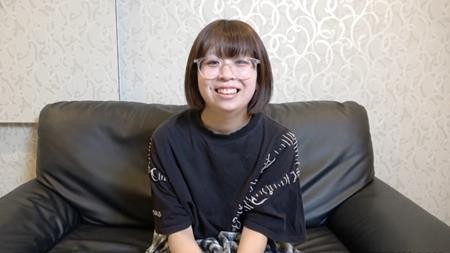 FC2-PPV-4786388 （初次拍摄）一位身高149厘米、娇小玲珑、戴着眼镜、有点书呆子气的美女尝试了她的第一次POV拍摄