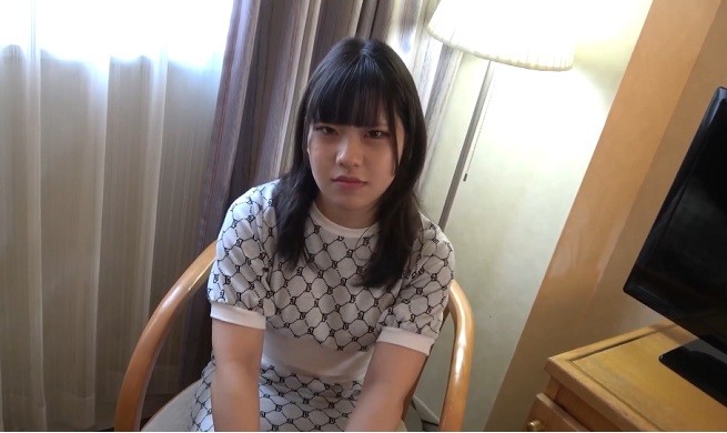 FC2-PPV-4830098 【雙重射精・露臉無碼】和擁有巨乳和美腿的某所名牌大學經濟學部2年級OO，原本只是好好聊天，結果不知不覺就聊到情色話題，並教導她進入大人的世界