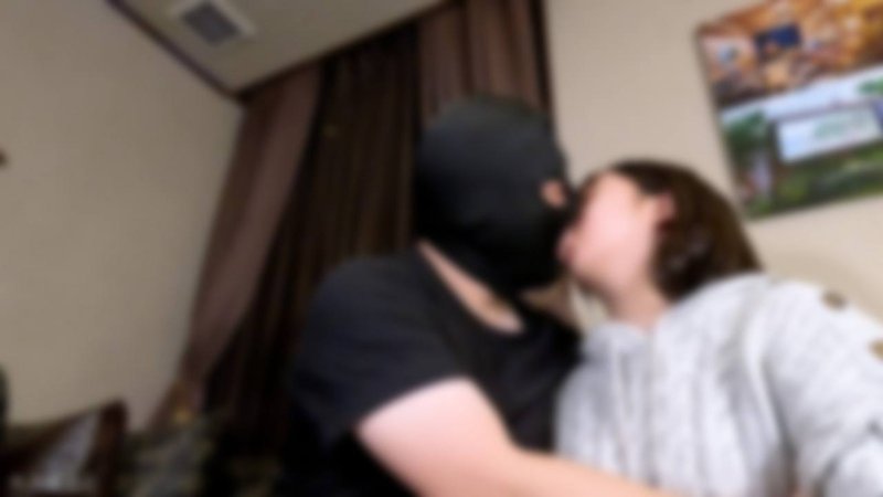 FC2-PPV-4857680 【素人初次拍攝】惠里(18) 是樸素素人的無妝拍攝的別視角影片。任由中年男人的慾望，無心淡然地接受