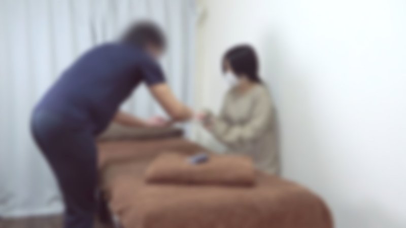 FC2-PPV-4880440 【無碼/幾乎中出】以前諮詢過陰毛處理的客人，現在變得更茂密地來了。滲透在毛髮中的費洛蒙超強！
