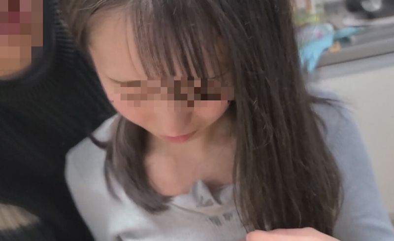 FC2-PPV-4154764 【個人】尋求金錢幫助的保母嬌小少妻。親密喝酒後、一面藏住臉蛋一面被人無套插入。